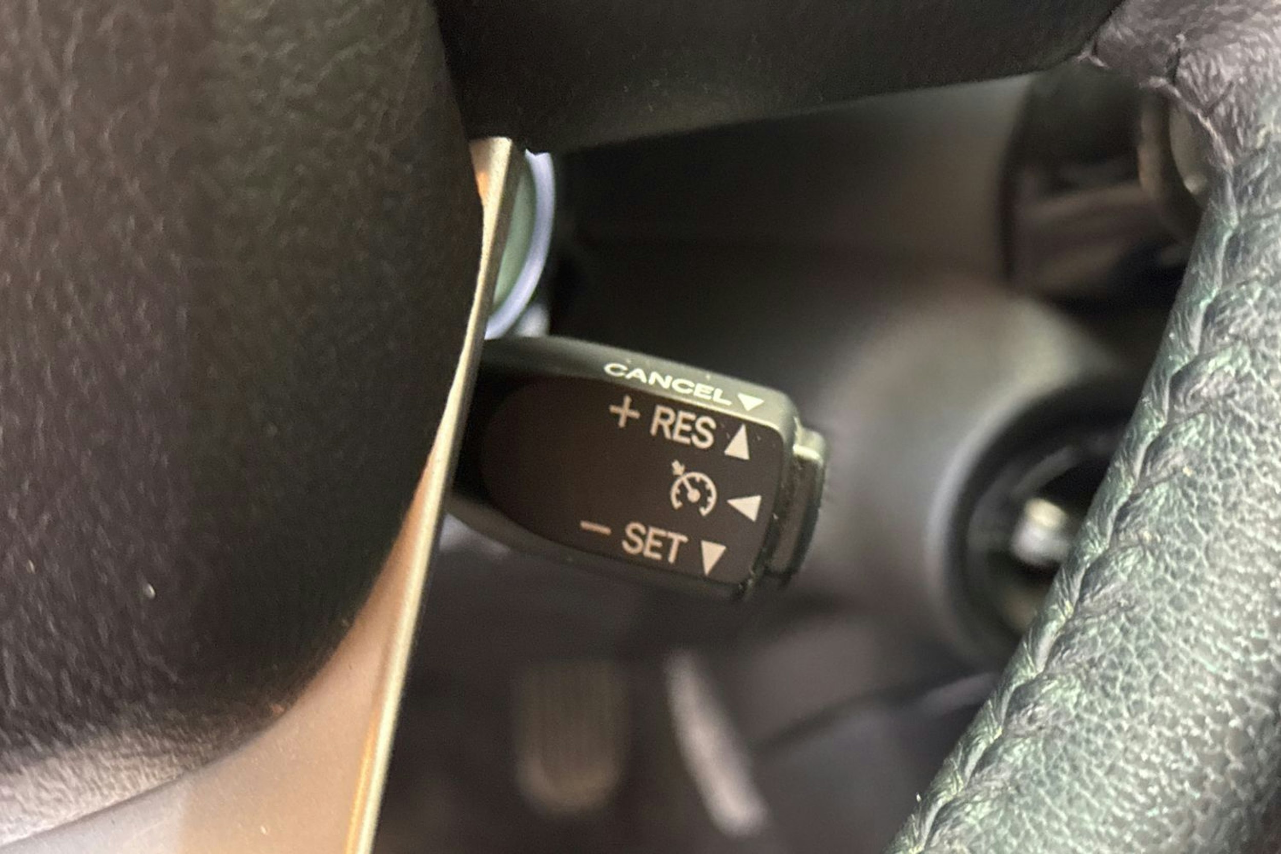 harmaa Toyota Hilux 2020 kuva 17.