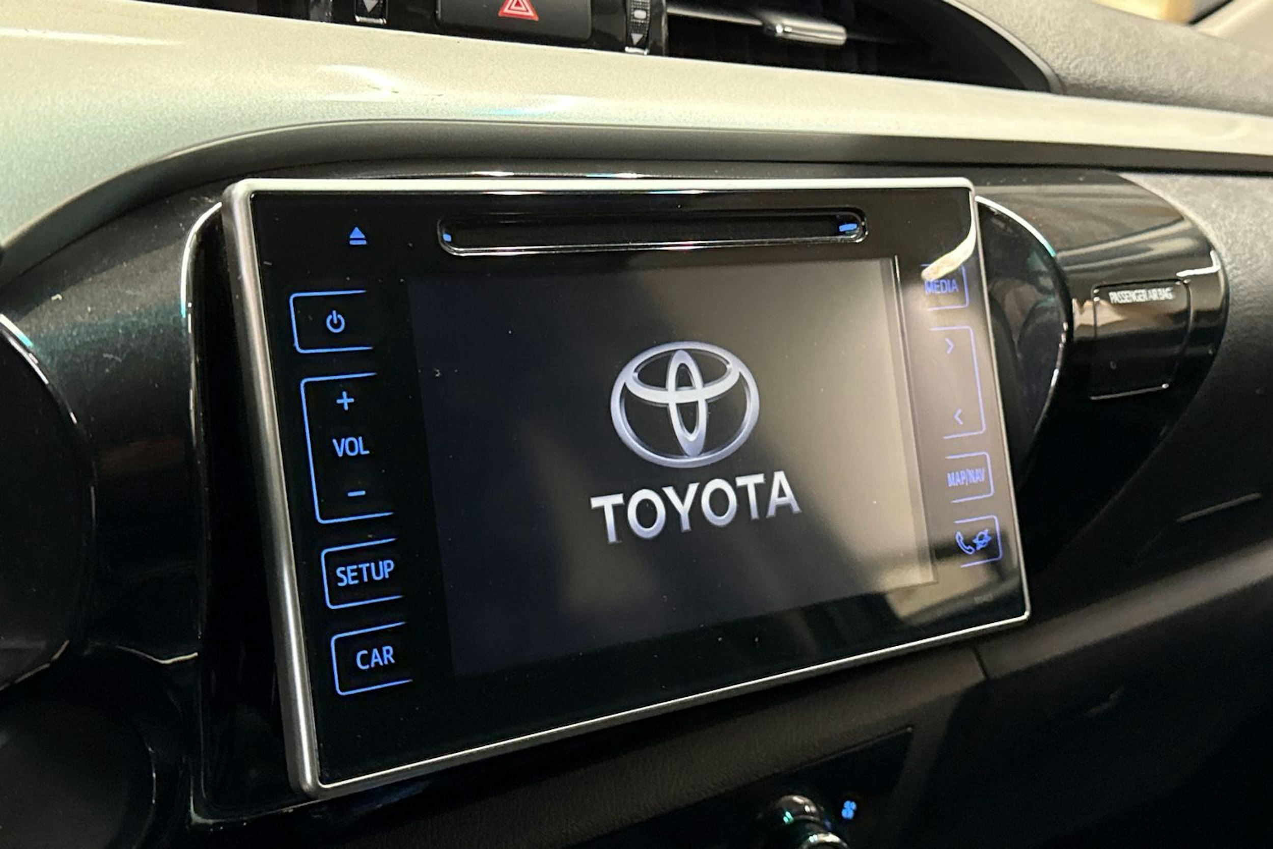 harmaa Toyota Hilux 2020 kuva 18.