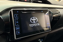 harmaa Toyota Hilux 2020 kuva 18.