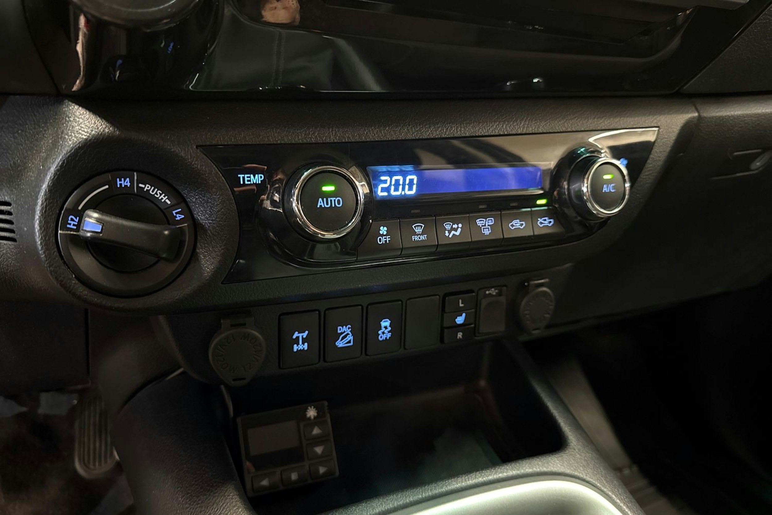 harmaa Toyota Hilux 2020 kuva 23.