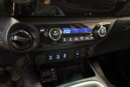 harmaa Toyota Hilux 2020 kuva 23.