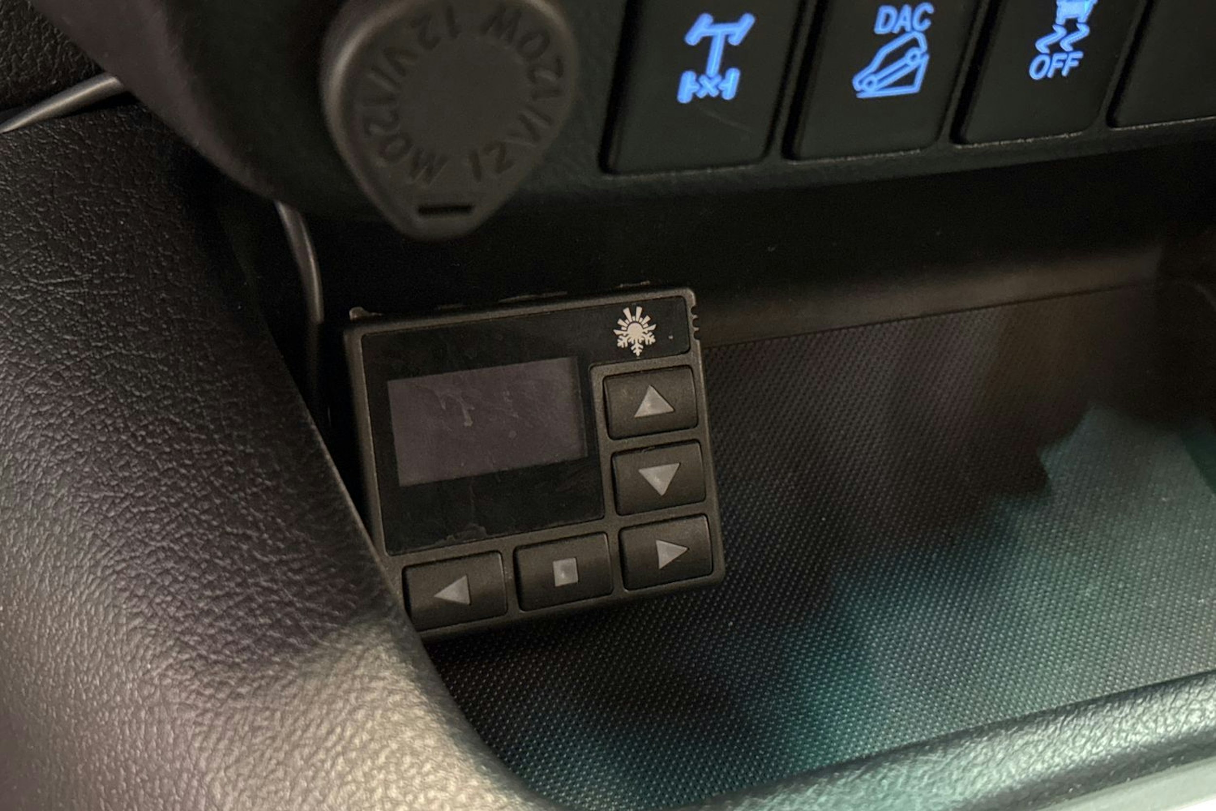harmaa Toyota Hilux 2020 kuva 24.