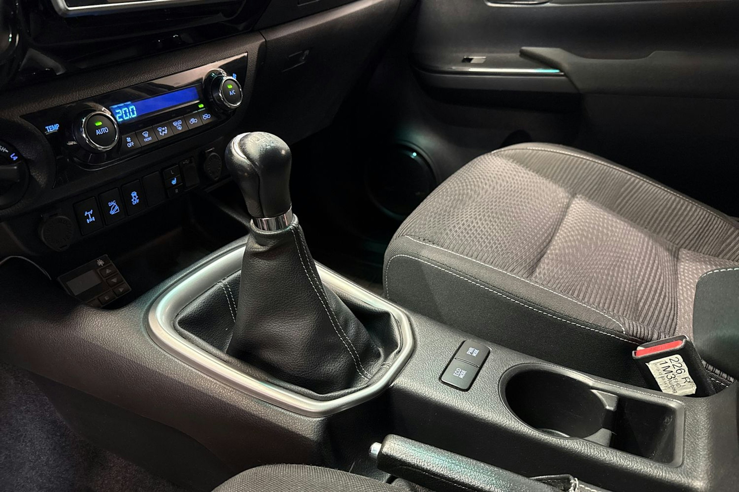 harmaa Toyota Hilux 2020 kuva 25.