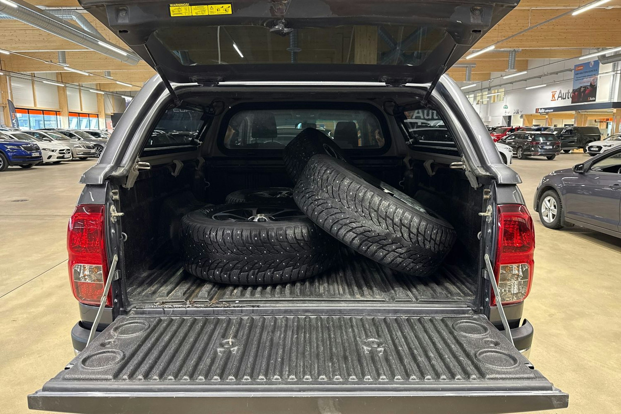 harmaa Toyota Hilux 2020 kuva 26.