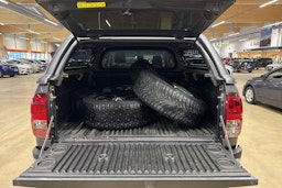 harmaa Toyota Hilux 2020 kuva 26.