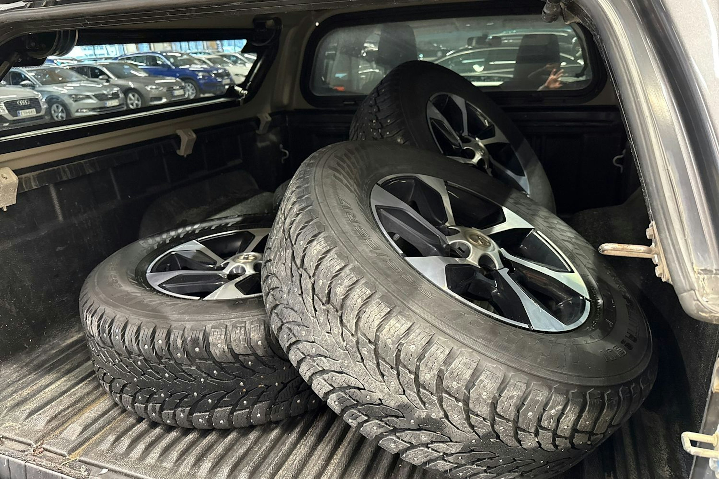 harmaa Toyota Hilux 2020 kuva 27.