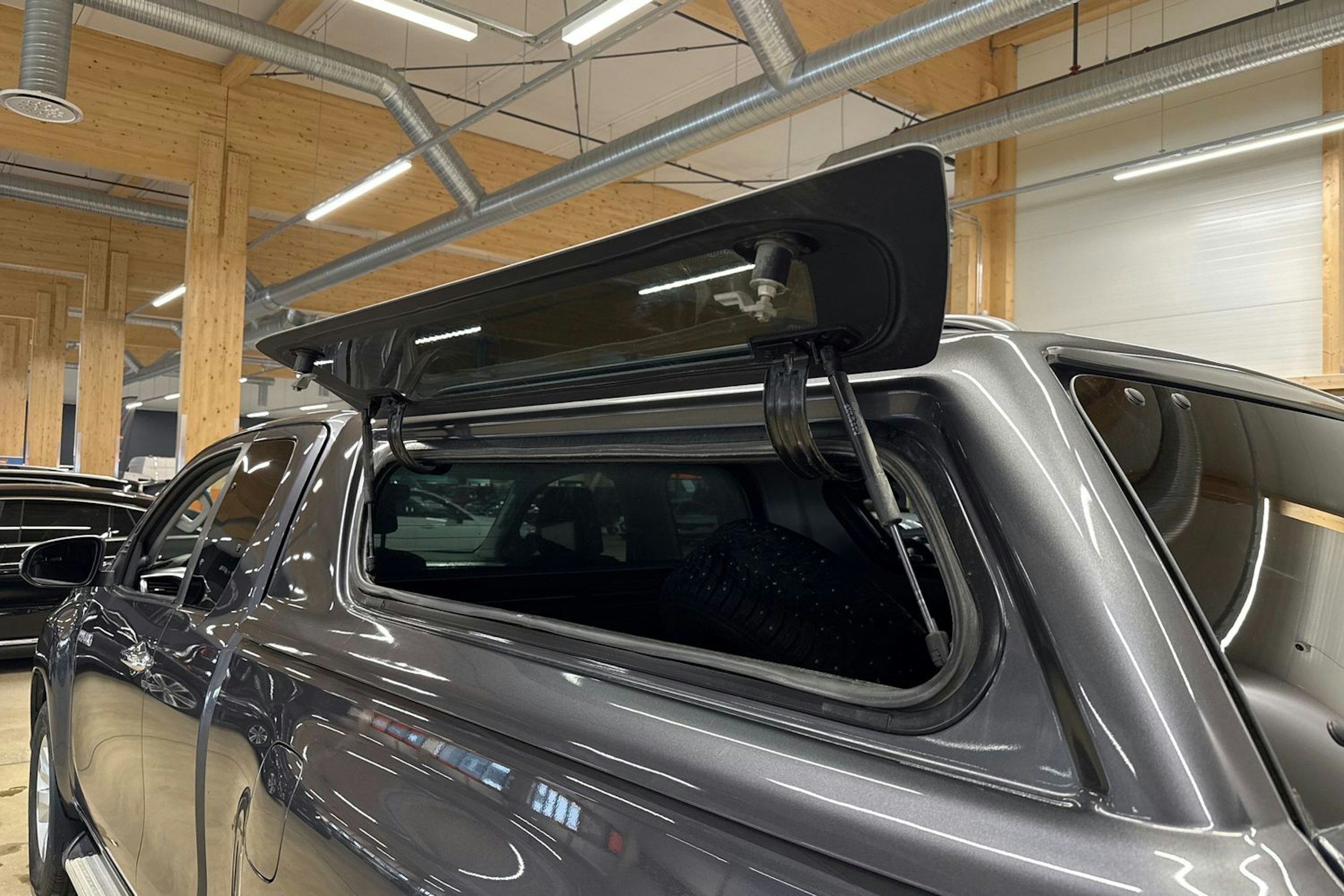 harmaa Toyota Hilux 2020 kuva 28.