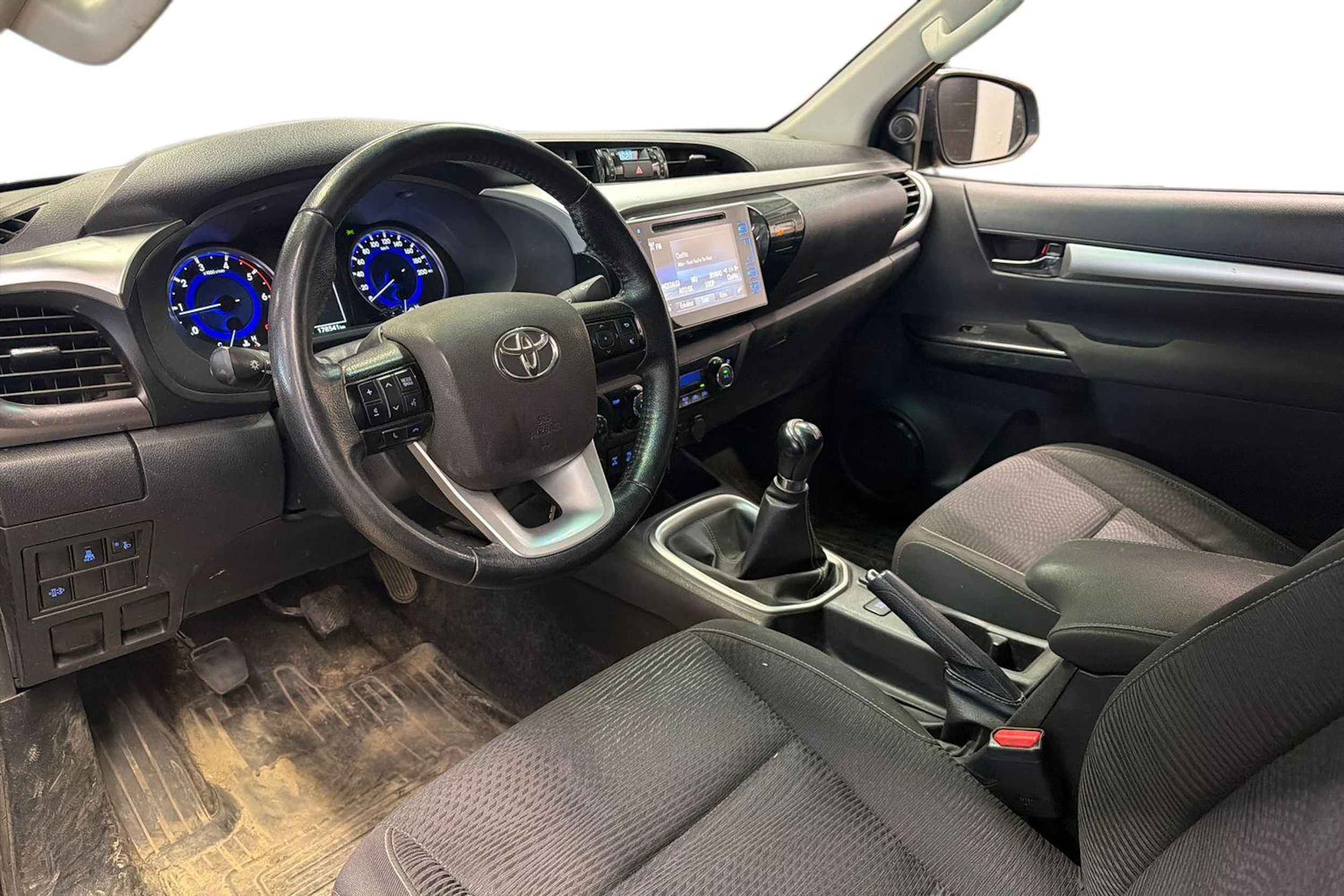 musta Toyota Hilux 2020 kuva 3.