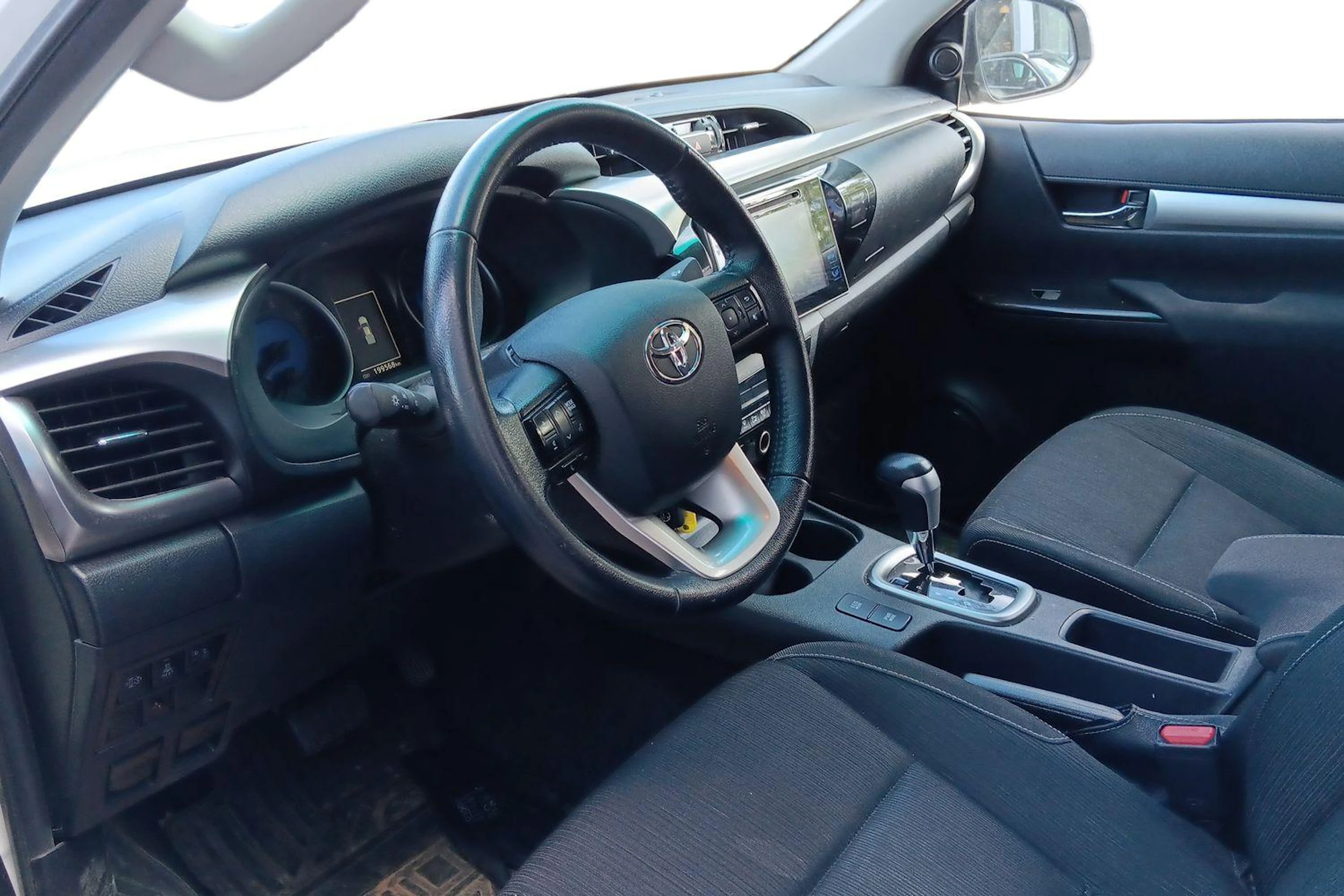 valkoinen Toyota Hilux 2020 kuva 3.
