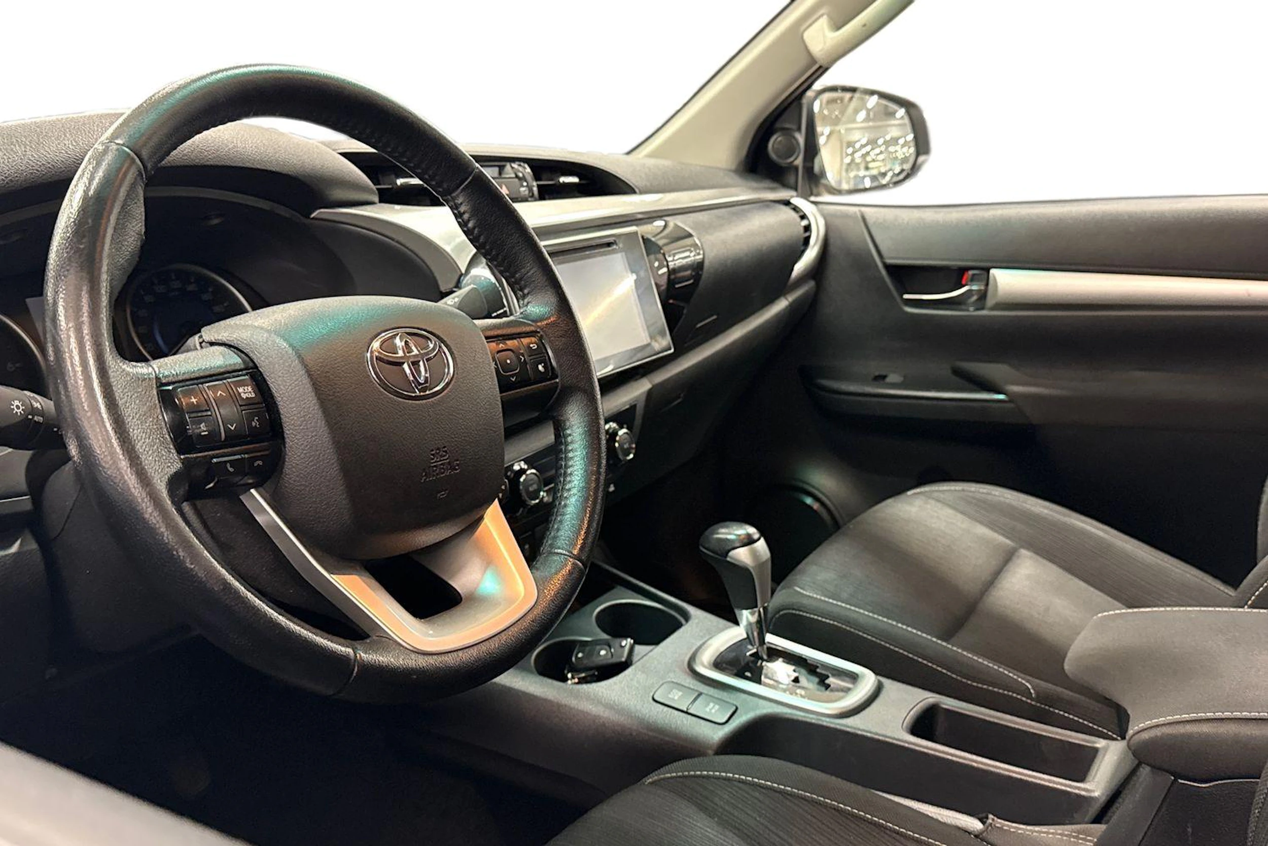 valkoinen Toyota Hilux 2020 kuva 8.