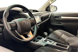 valkoinen Toyota Hilux 2020 kuva 8.
