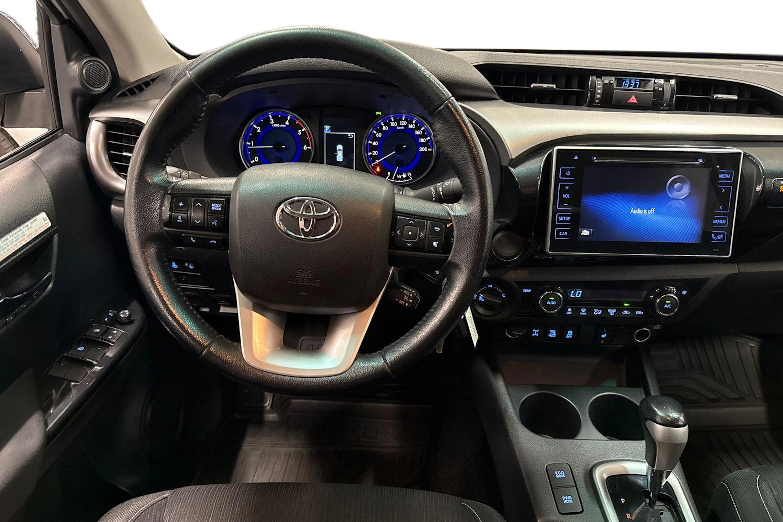 valkoinen Toyota Hilux 2020 kuva 9.