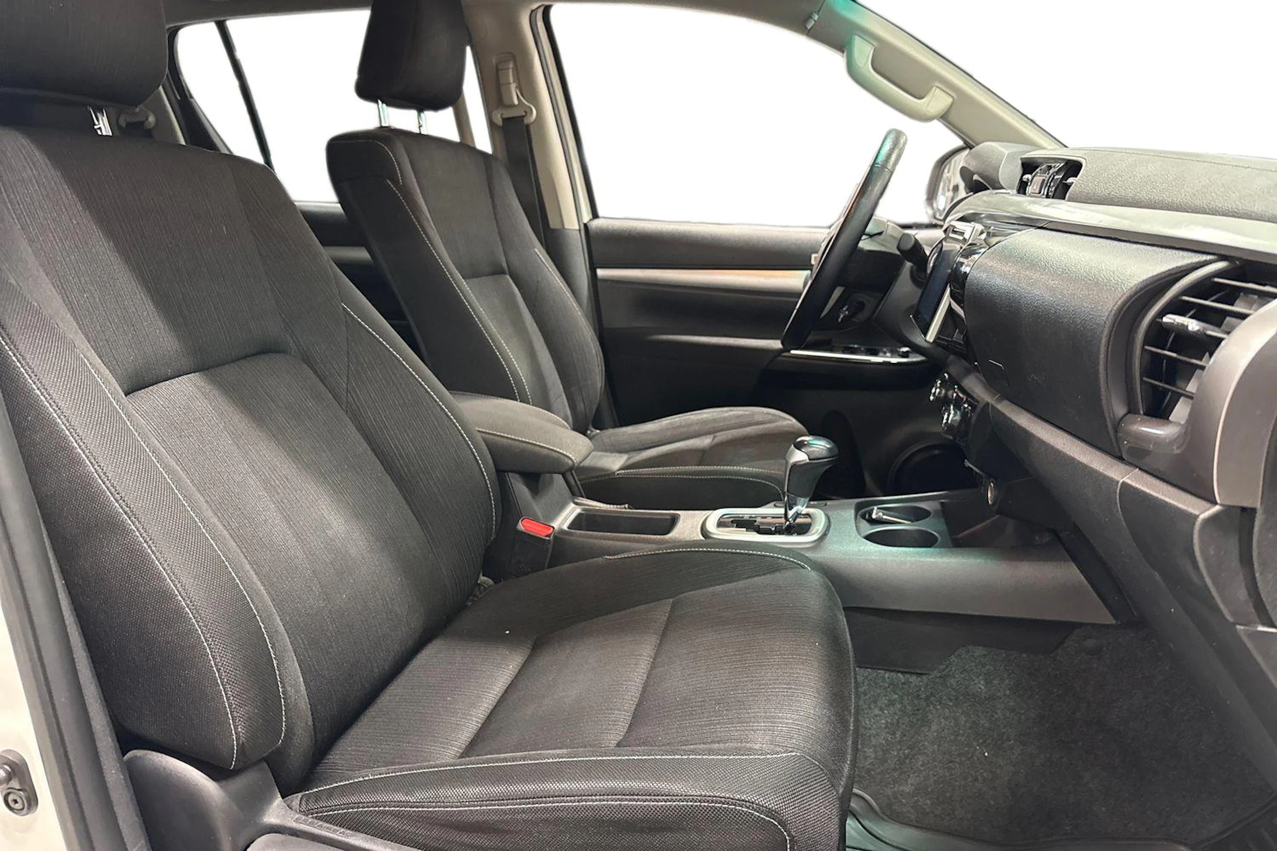 valkoinen Toyota Hilux 2020 kuva 11.