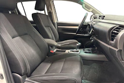 valkoinen Toyota Hilux 2020 kuva 11.