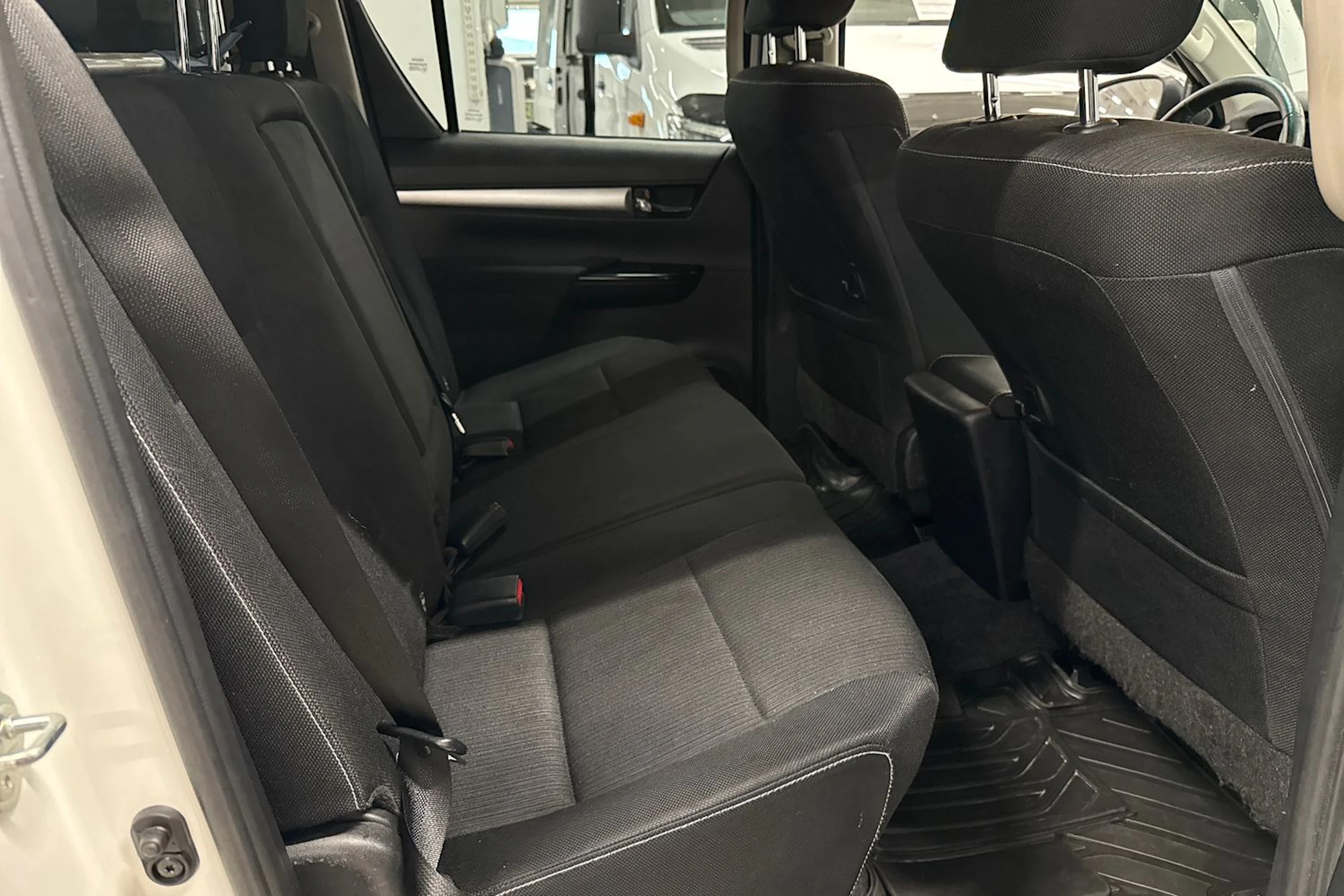 valkoinen Toyota Hilux 2020 kuva 13.