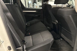 valkoinen Toyota Hilux 2020 kuva 13.