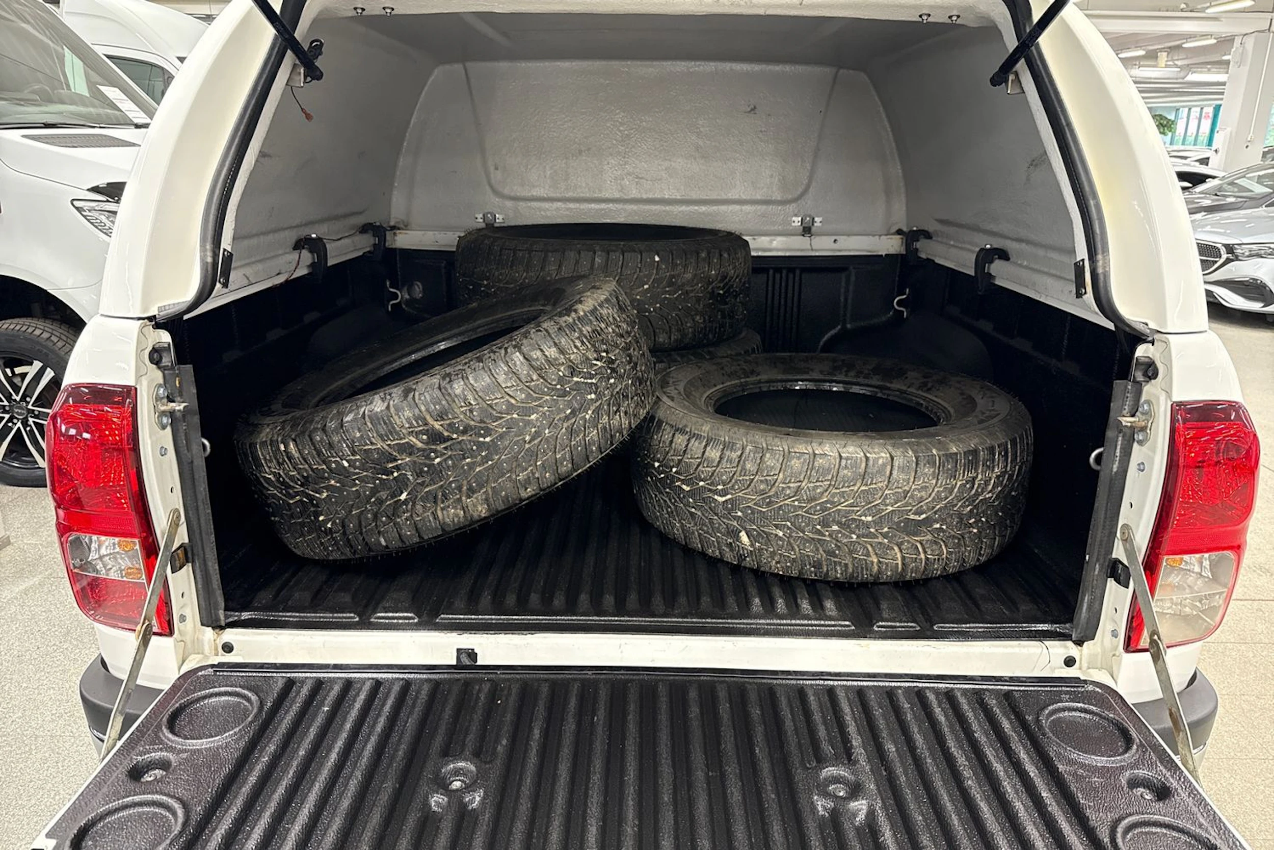 valkoinen Toyota Hilux 2020 kuva 15.
