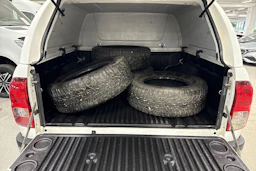 valkoinen Toyota Hilux 2020 kuva 15.