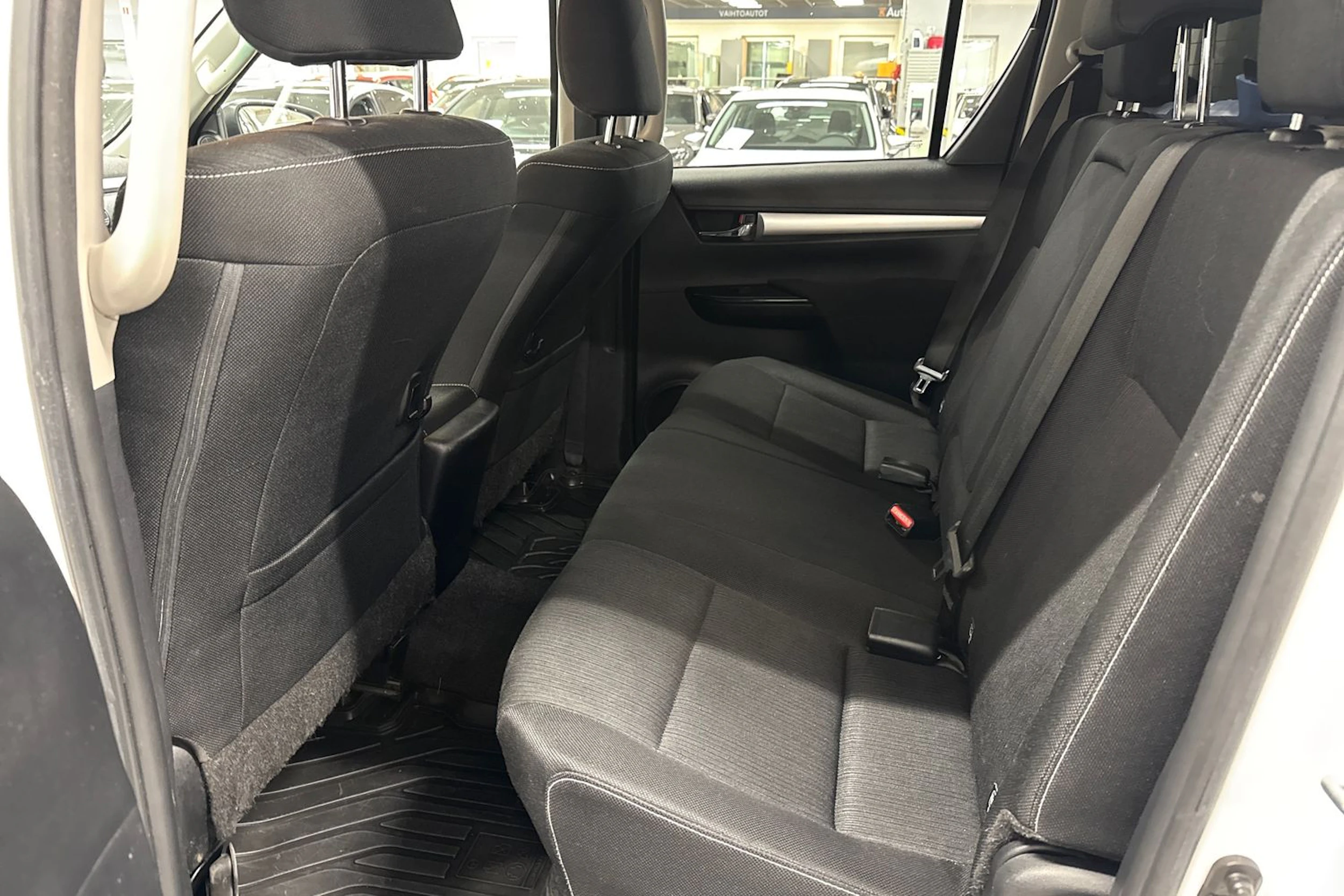 valkoinen Toyota Hilux 2020 kuva 16.
