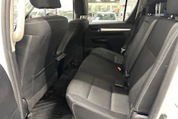valkoinen Toyota Hilux 2020 kuva 16.