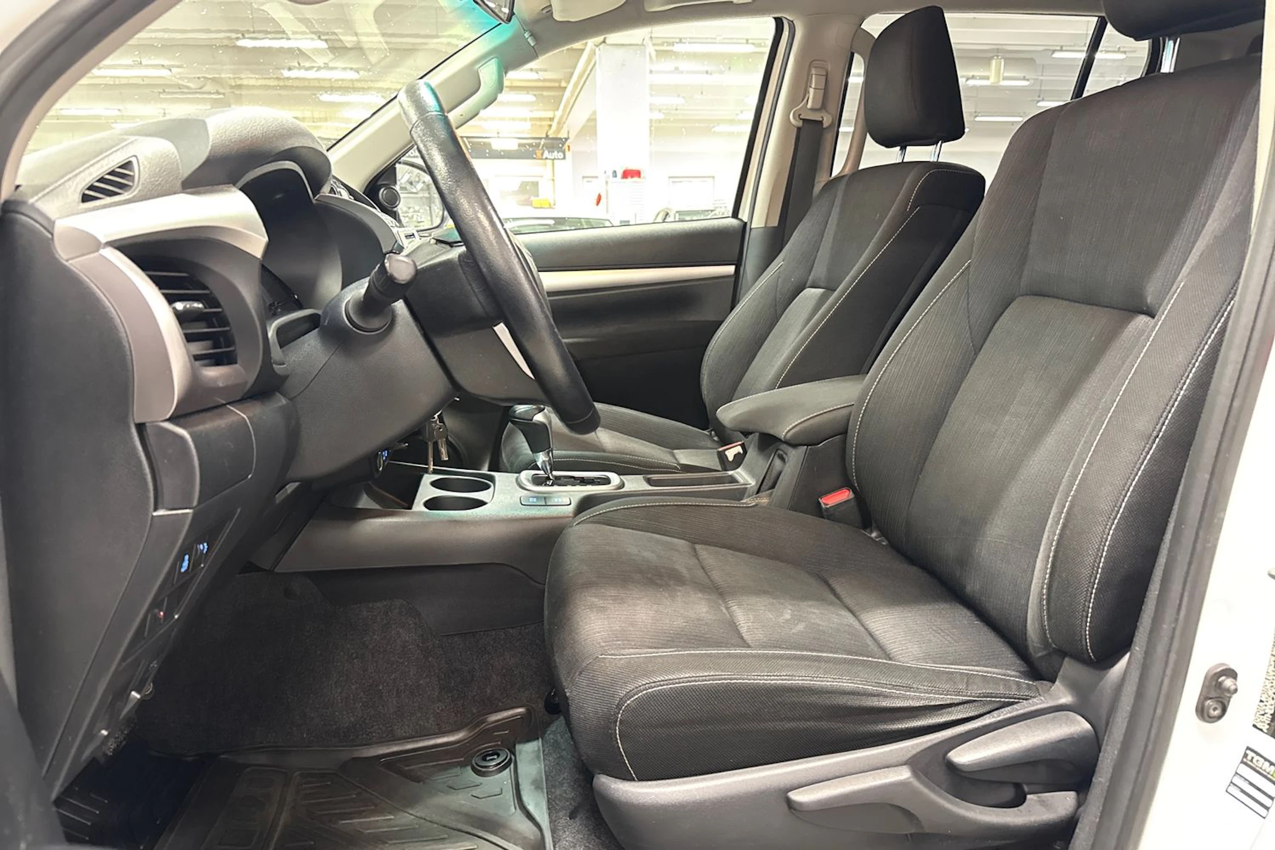 valkoinen Toyota Hilux 2020 kuva 17.
