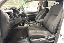 valkoinen Toyota Hilux 2020 kuva 17.