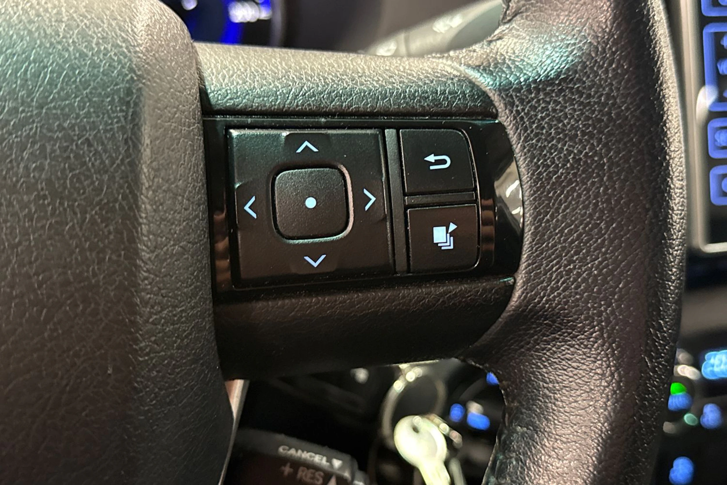 valkoinen Toyota Hilux 2020 kuva 19.