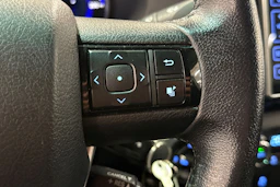 valkoinen Toyota Hilux 2020 kuva 19.