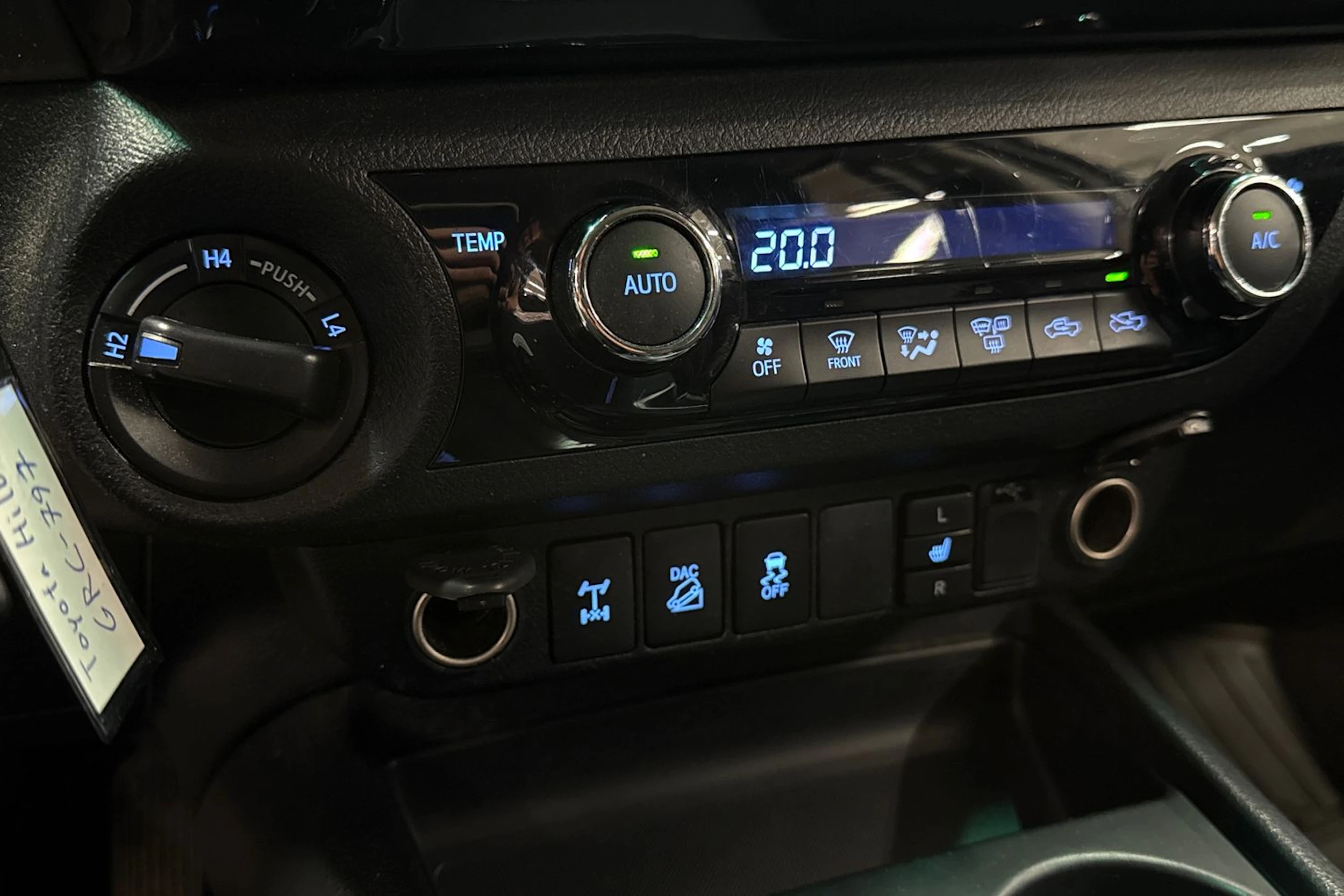 valkoinen Toyota Hilux 2020 kuva 23.