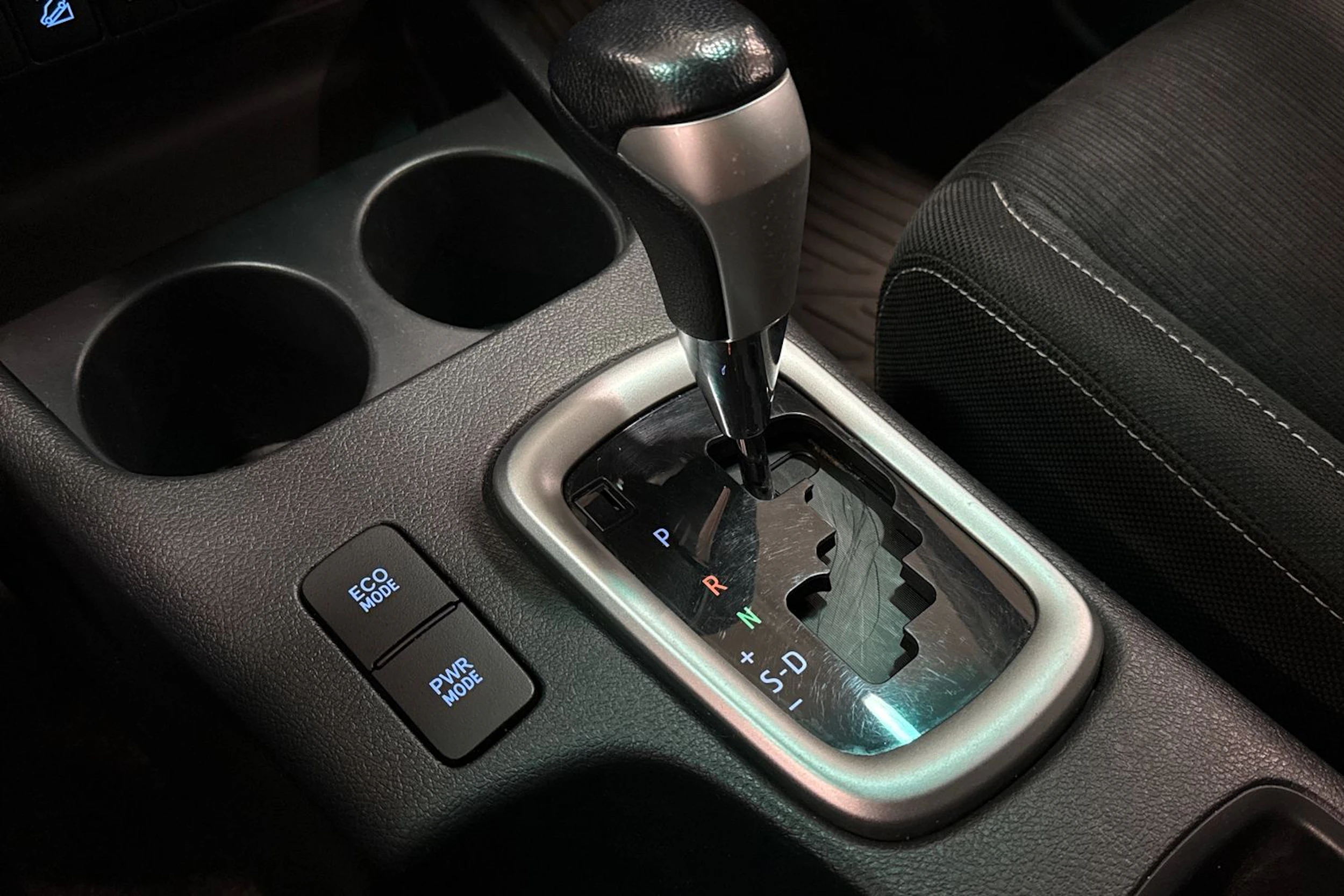 valkoinen Toyota Hilux 2020 kuva 24.