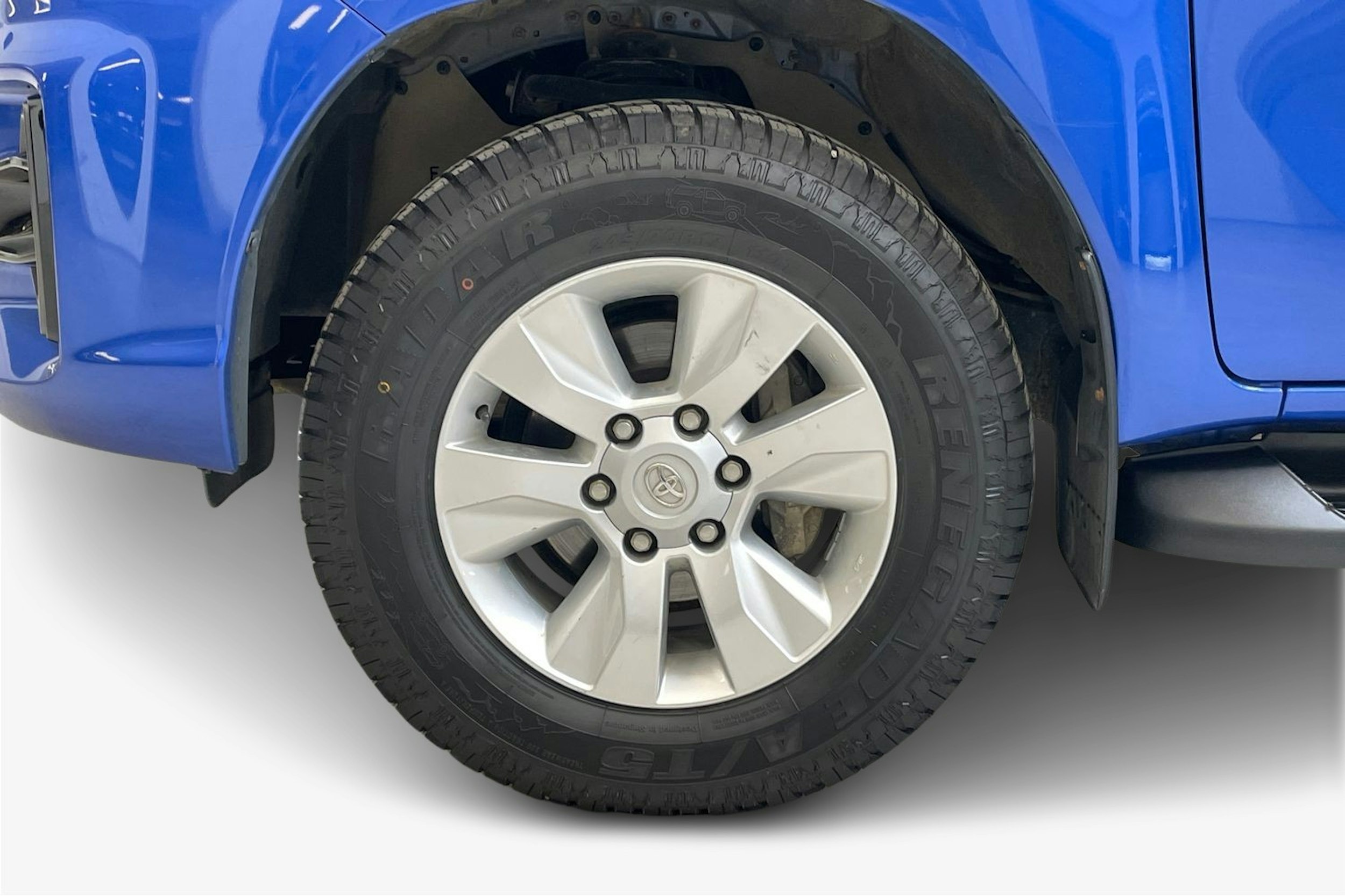 sininen Toyota Hilux 2020 kuva 9.