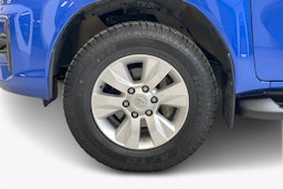 sininen Toyota Hilux 2020 kuva 9.