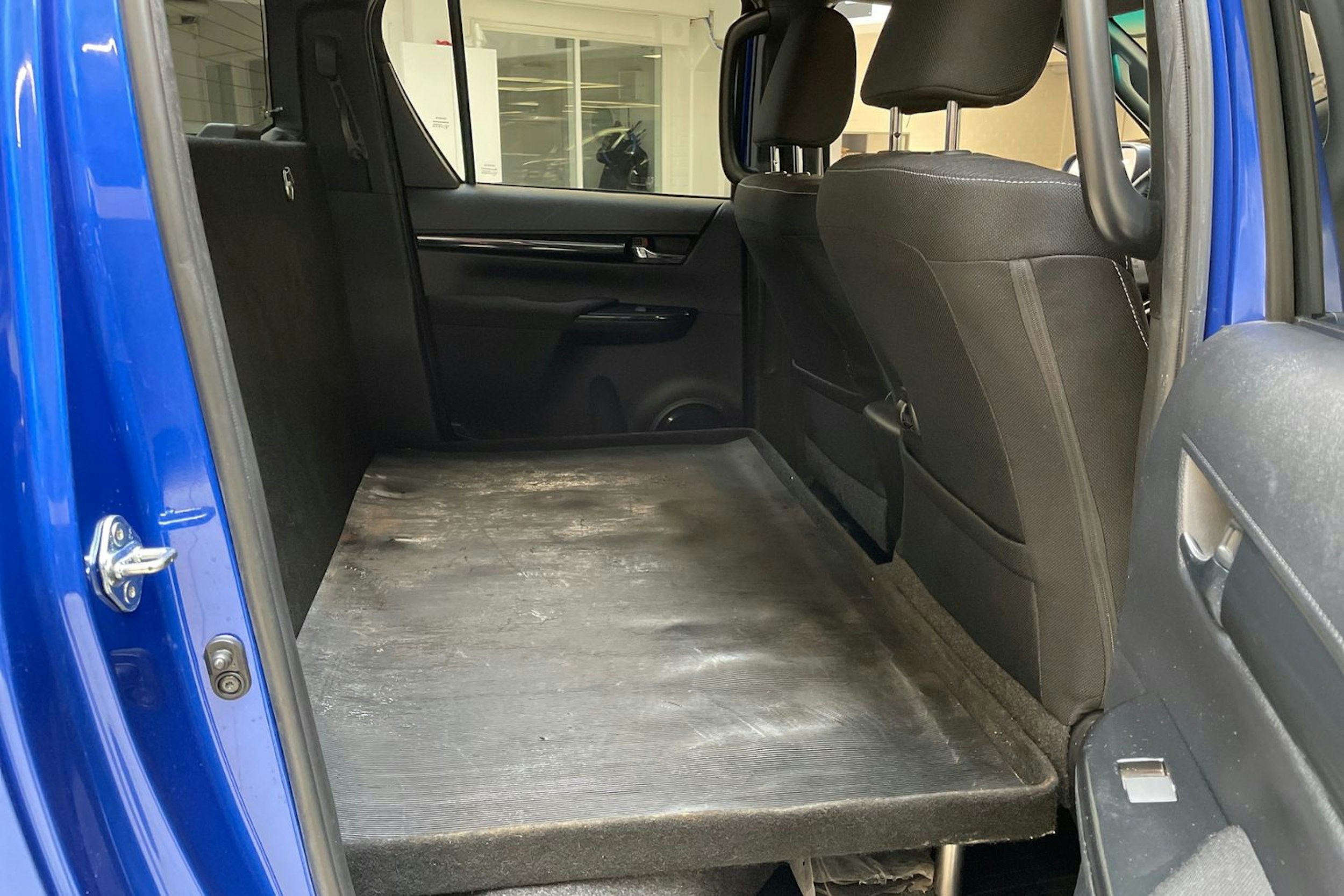 sininen Toyota Hilux 2020 kuva 10.