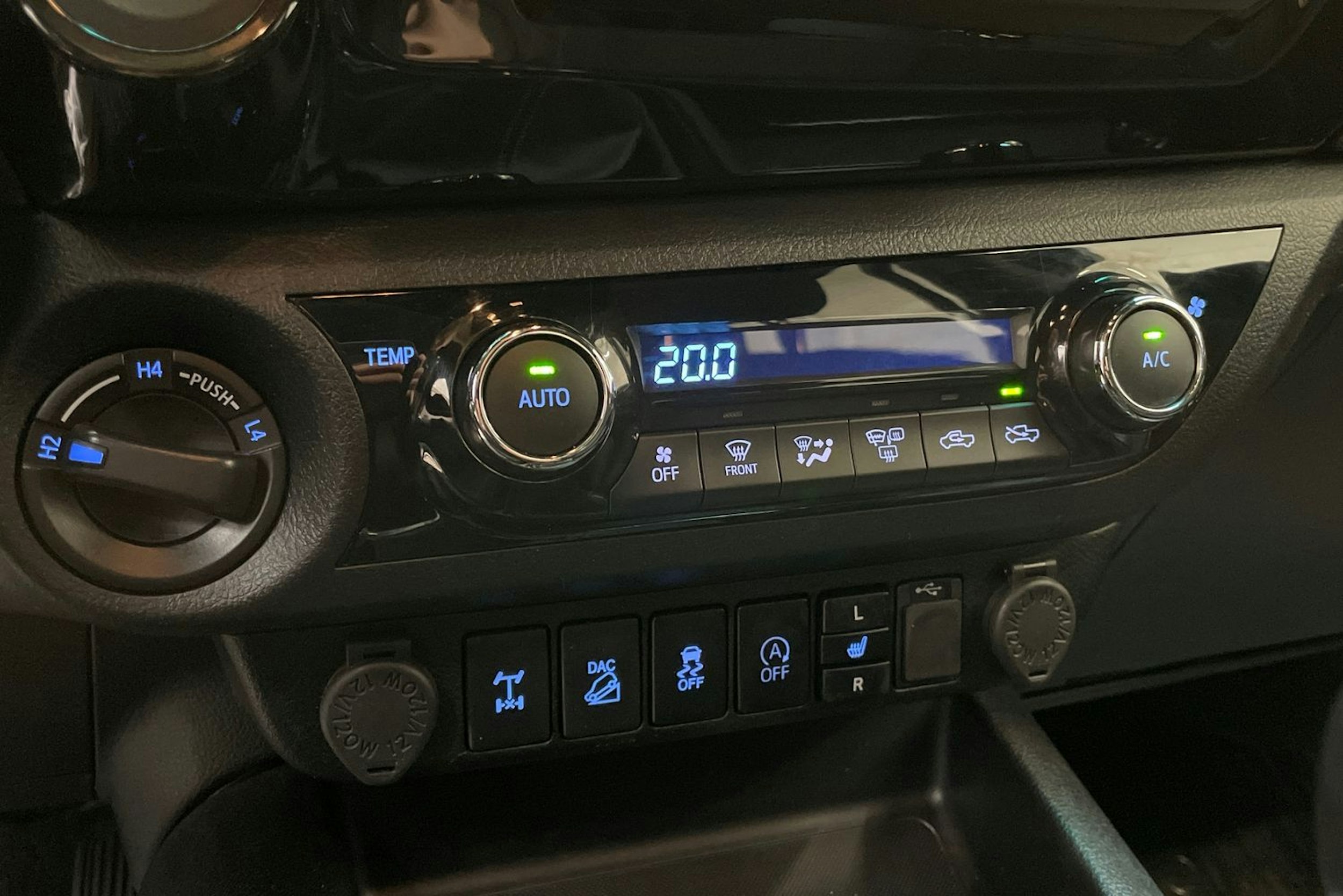 sininen Toyota Hilux 2020 kuva 14.