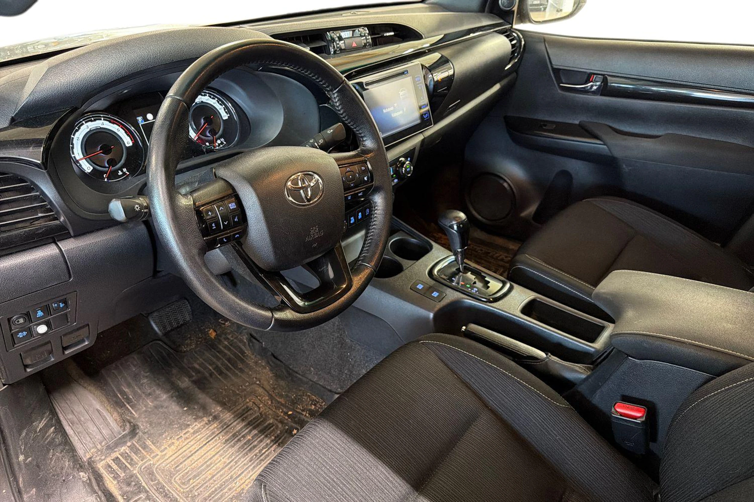 harmaa Toyota Hilux 2020 kuva 3.