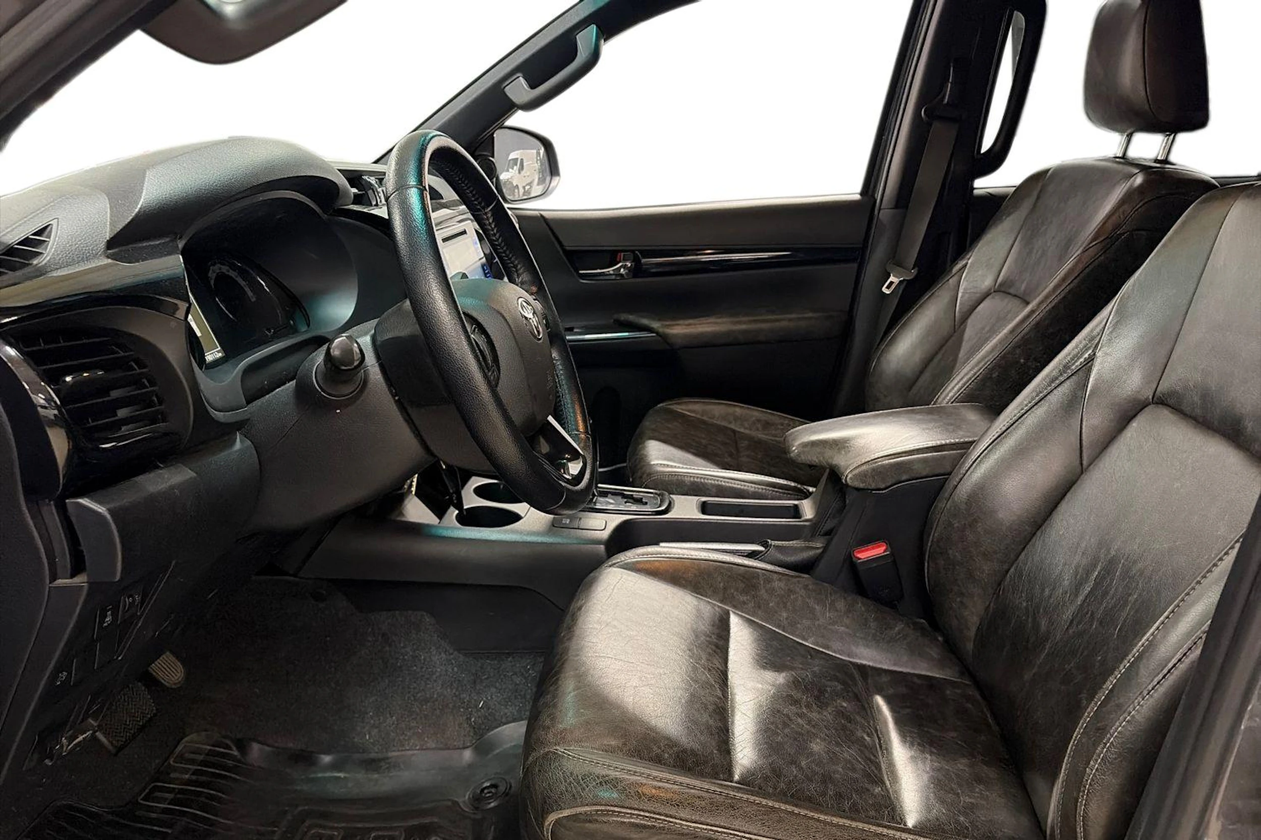 harmaa Toyota Hilux 2020 kuva 3.