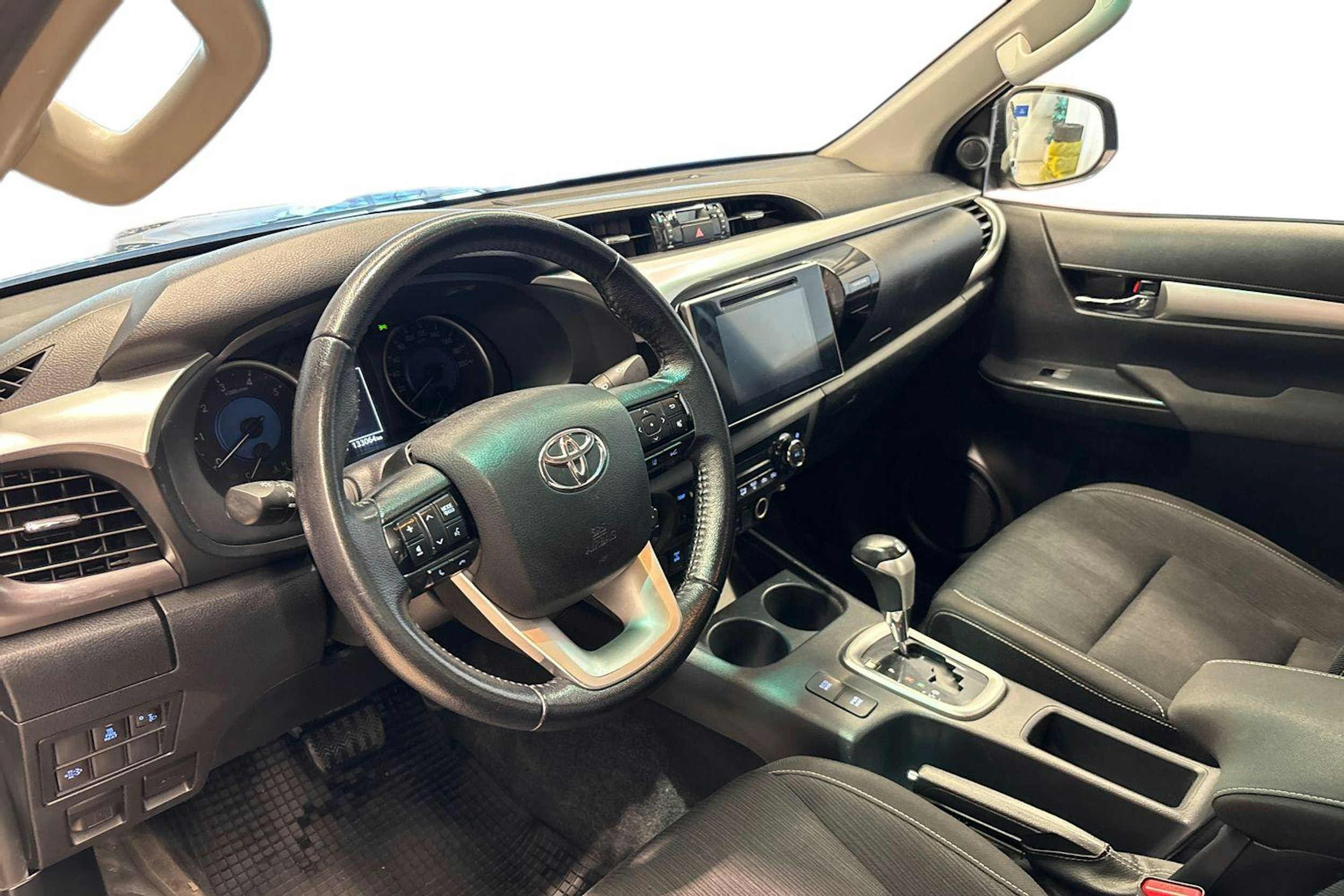 musta Toyota Hilux 2020 kuva 7.