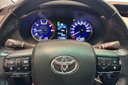 musta Toyota Hilux 2020 kuva 9.