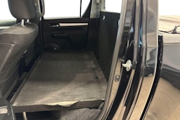 musta Toyota Hilux 2020 kuva 10.