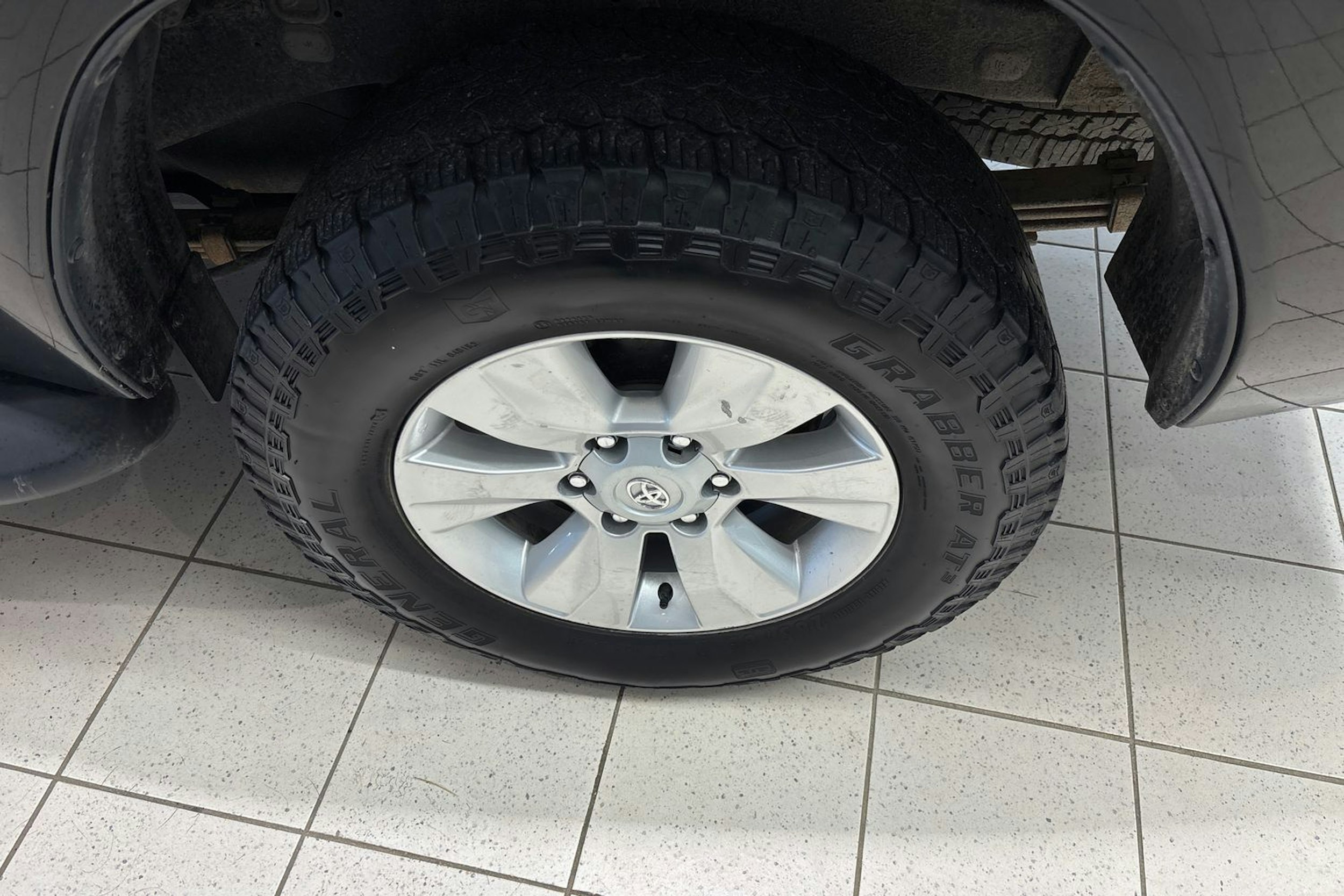 musta Toyota Hilux 2020 kuva 11.