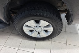 musta Toyota Hilux 2020 kuva 11.
