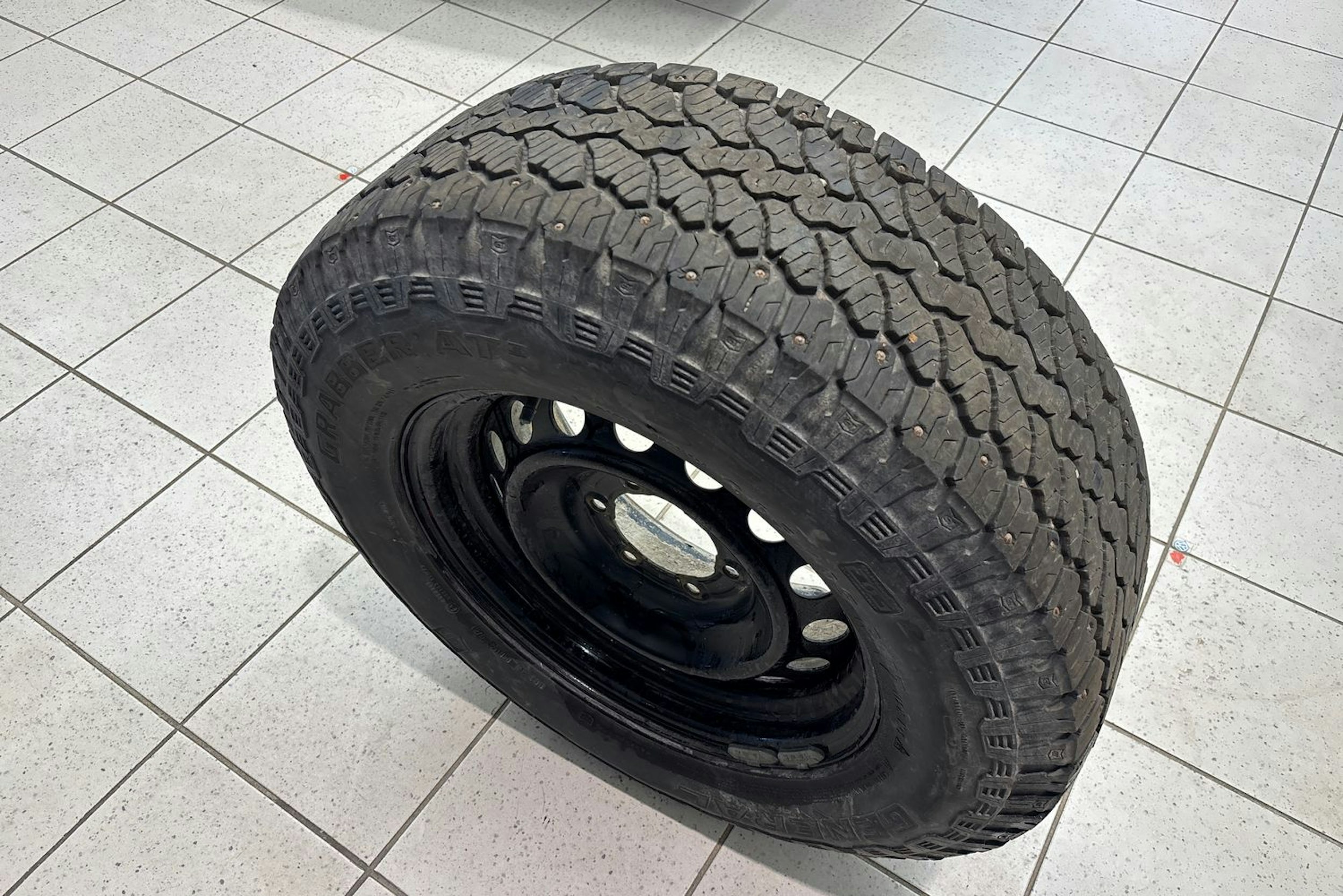 musta Toyota Hilux 2020 kuva 13.
