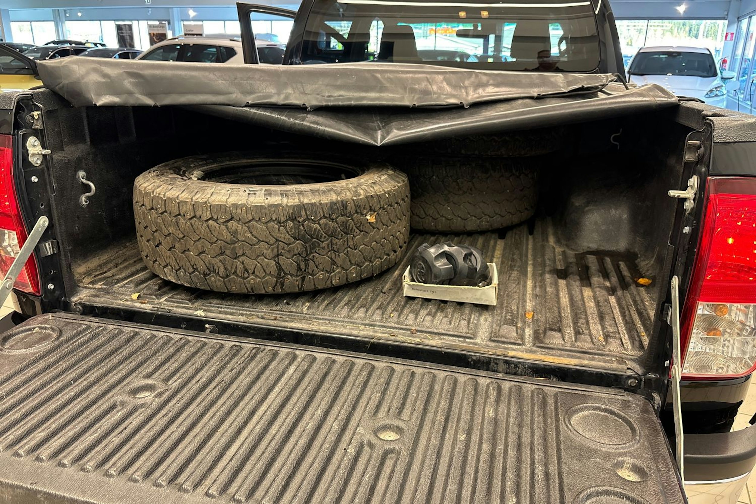 musta Toyota Hilux 2020 kuva 14.