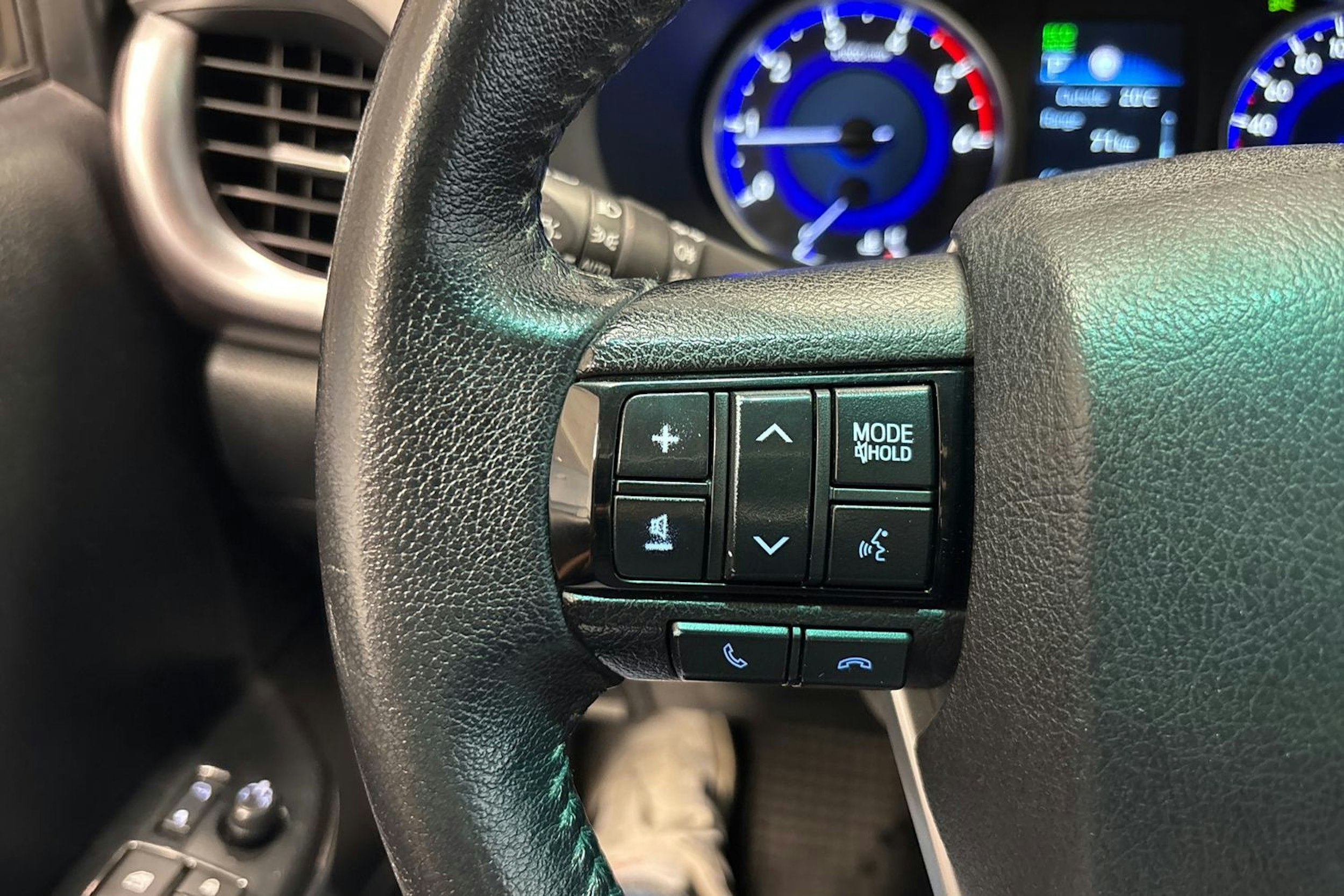 musta Toyota Hilux 2020 kuva 15.