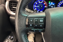 musta Toyota Hilux 2020 kuva 15.