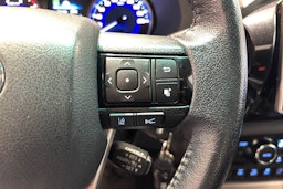 musta Toyota Hilux 2020 kuva 16.