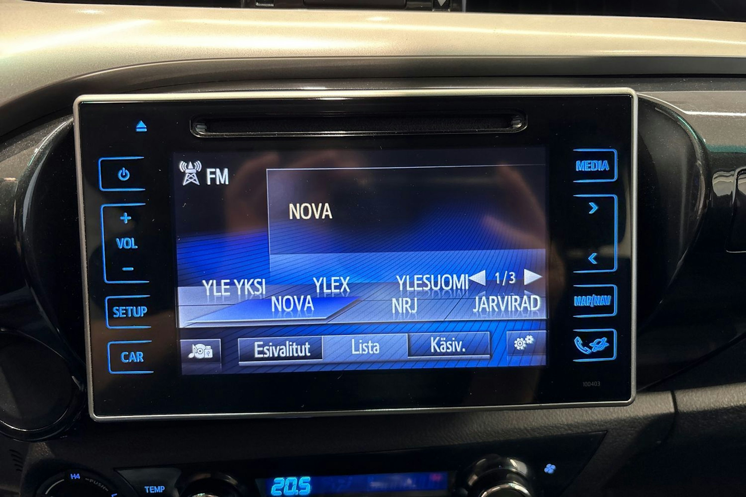 musta Toyota Hilux 2020 kuva 17.