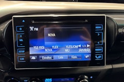 musta Toyota Hilux 2020 kuva 17.