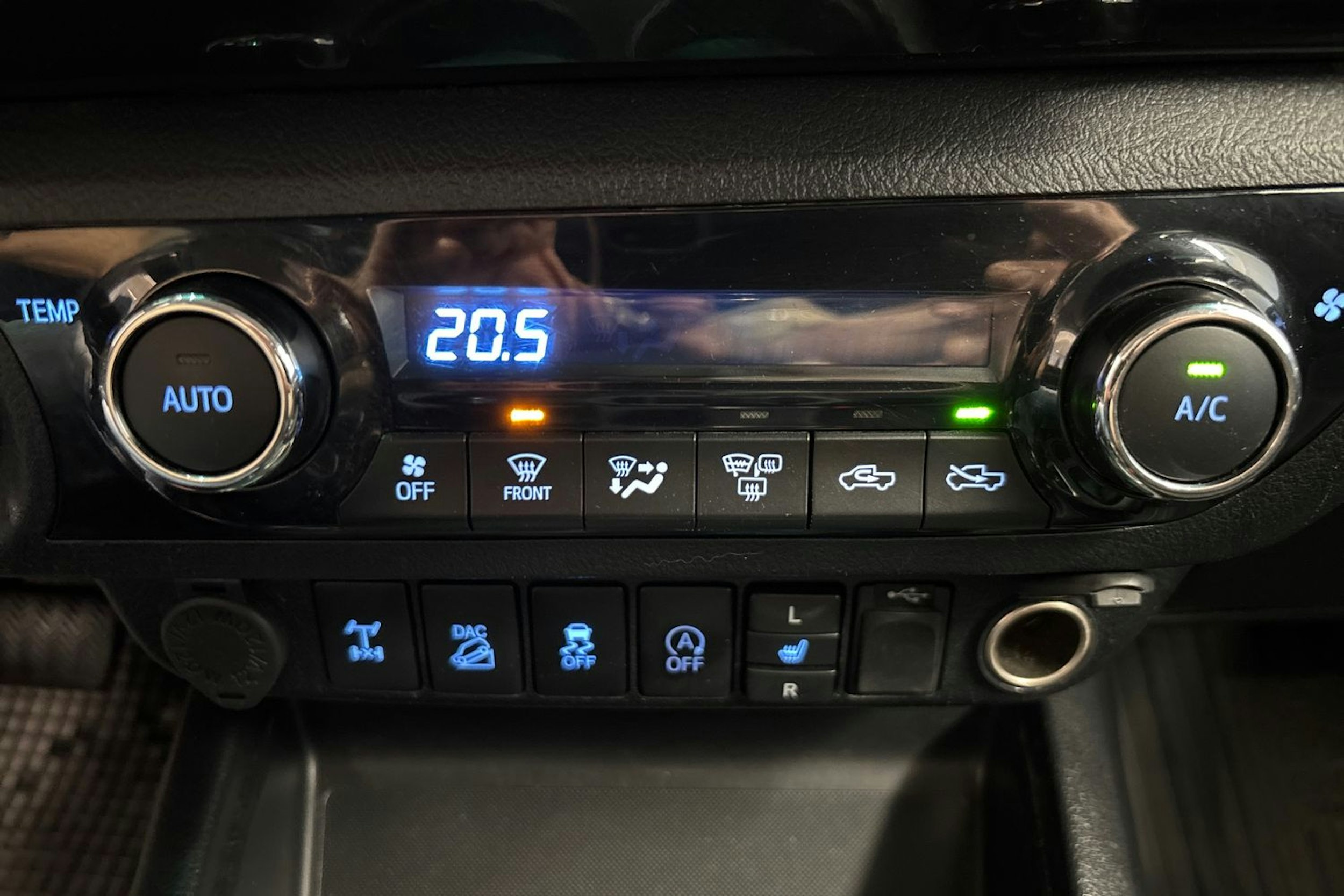 musta Toyota Hilux 2020 kuva 19.