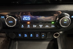 musta Toyota Hilux 2020 kuva 19.